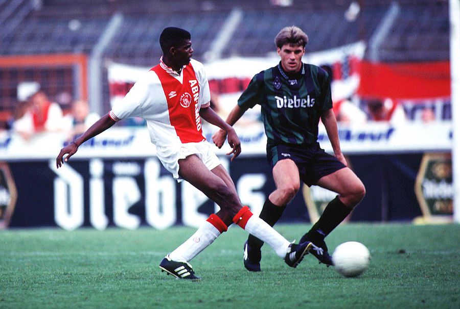 Fenomenul Nwankwo Kanu a explodat în Europa la Ajax, cu care a și cucerit Cupa Campionilor în 1995. Foto: Imago Povestea impresionantă a africanului din Liga 1: „Am crescut într-un ghetou, printre băieți răi, droguri și violențe” » Cum a luptat cu dificultățile din România: „Asta e mentalitatea mea!”