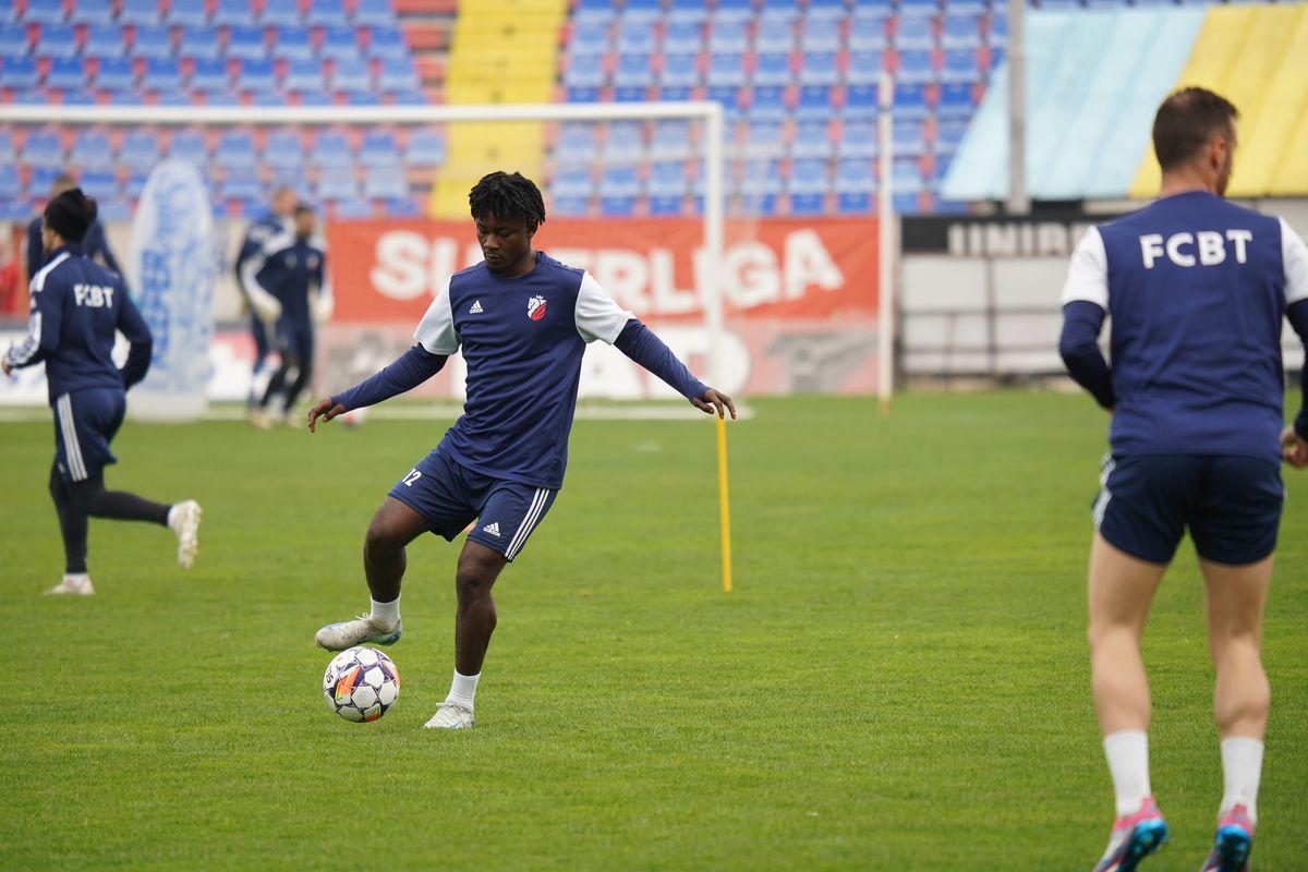 Adams Friday imagini carieră familie