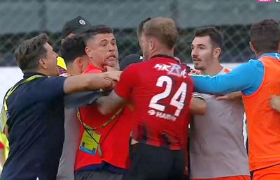 S-au luat la bătaie după Csikszereda - Metaloglobus » Surpriză imensă în Liga 2: calculele la promovare, date peste cap