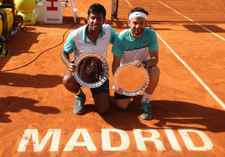 Rohan Bopanna și Florin Mergea cu trofeele de la Madrid în 2015 FOTO Gulliver/GettyImages Sorana Cîrstea s-a înscris pe o listă scurtă de câștigători români la Caja Magica