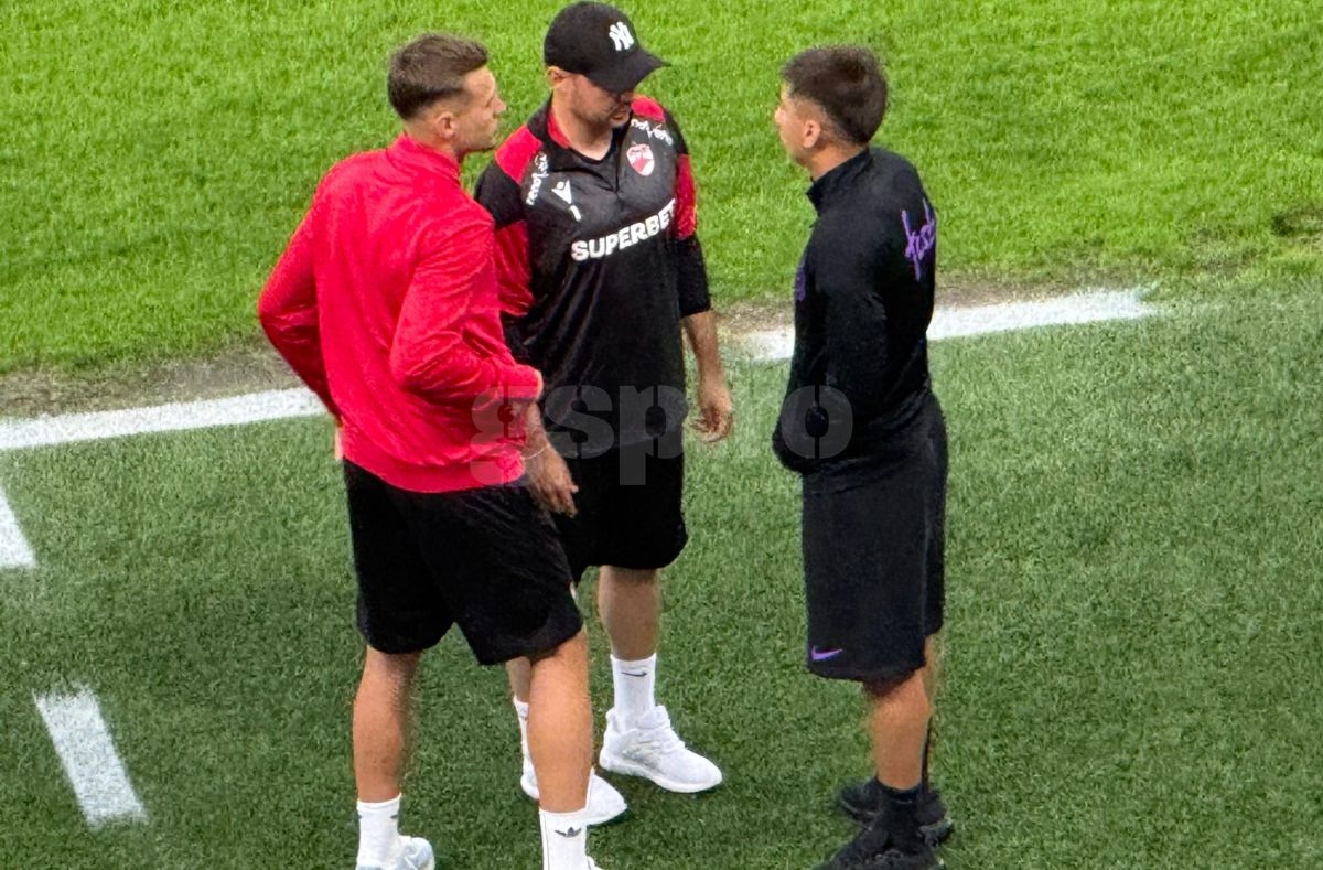 E un semn? Ce făcea Alexandru Musi cu fotbaliștii lui Dinamo, înaintea derby-ului cu FCSB