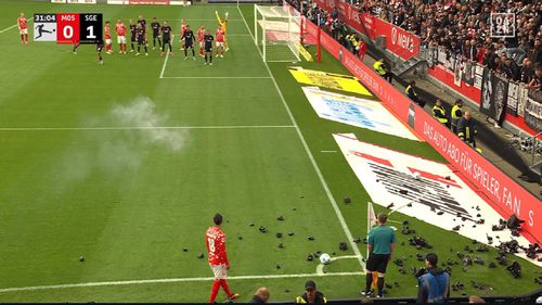 Coada unui steag va trece la câțiva milimetri de capul asistentului / Foto: Bild