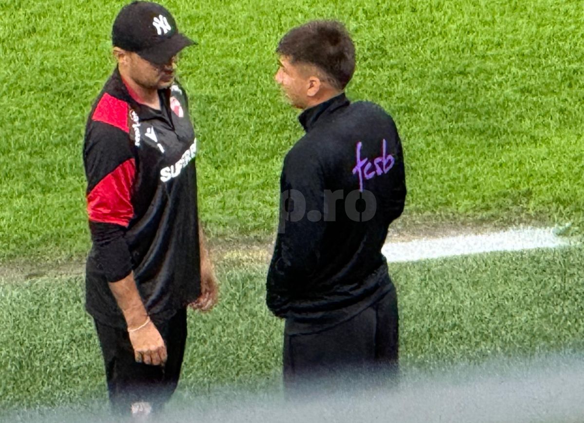E un semn? Ce făcea Alexandru Musi cu fotbaliștii lui Dinamo, înaintea derby-ului cu FCSB
