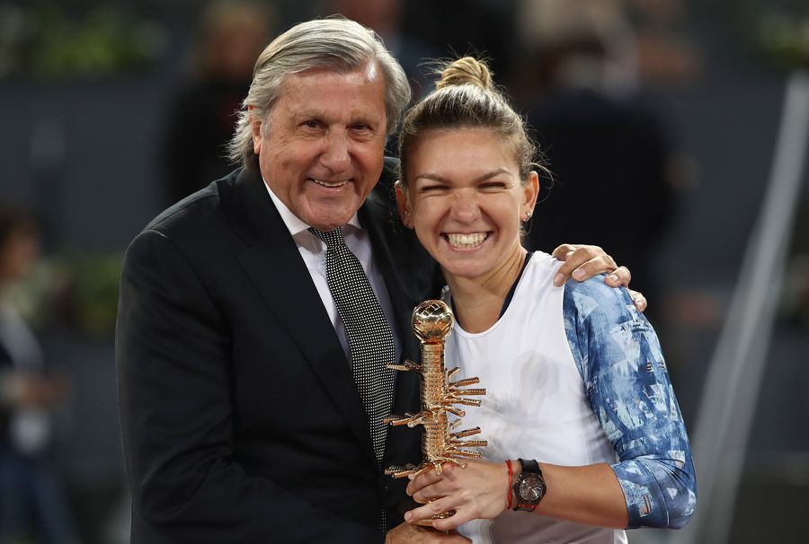 Ilie Năastase și Simona Halep la festivitatea de premiere de la Madrid FOTO Guliver/GettyImages Sorana Cîrstea s-a înscris pe o listă scurtă de câștigători români la Caja Magica