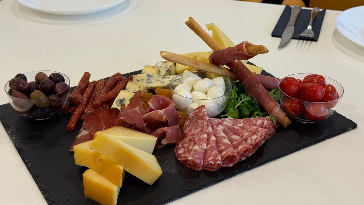 Ce meniu au primit fanii care au plătit 1.000 de lei la FCSB - Dinamo