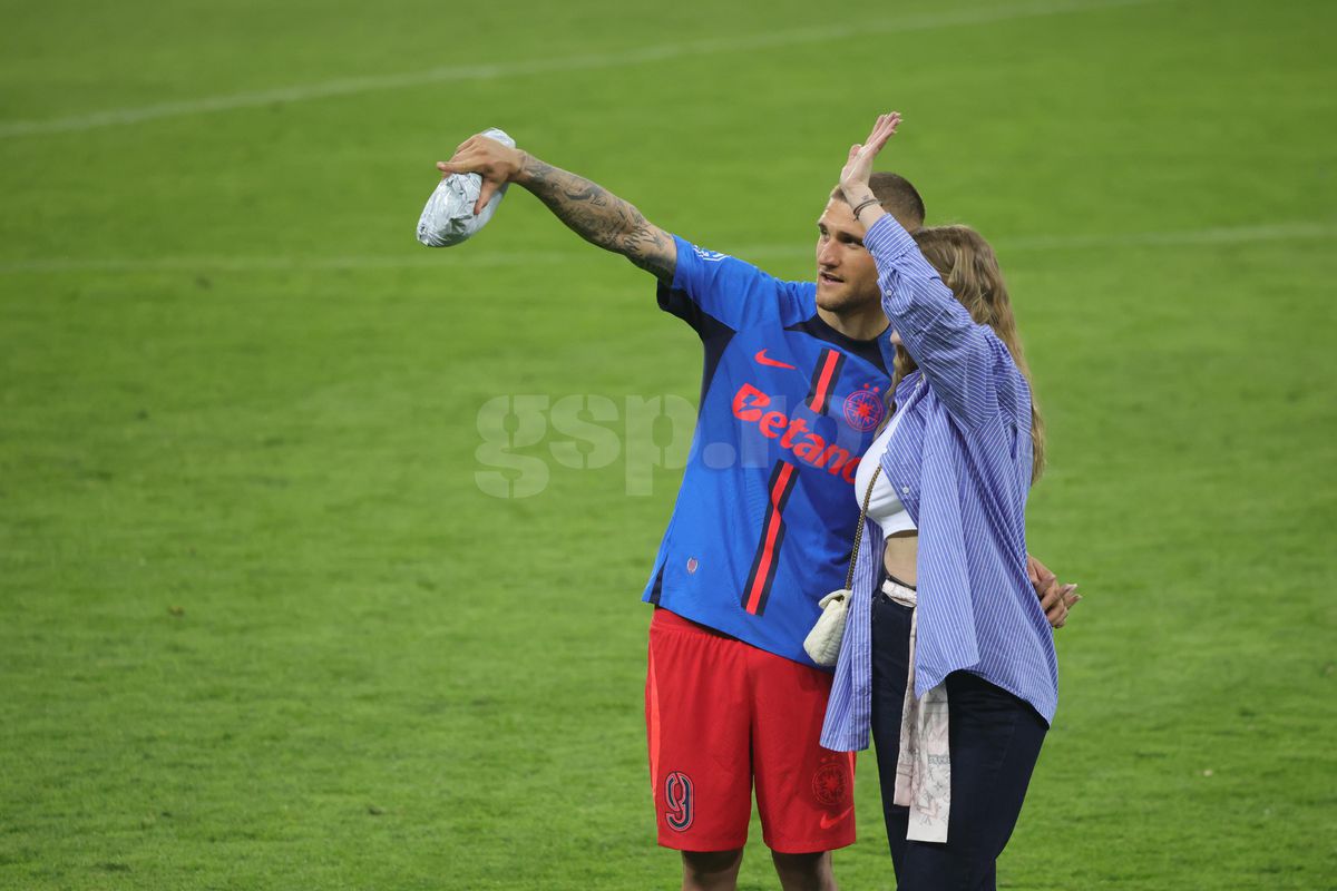 Love is in the air » Antonia și Daniel Bîrligea, momente tandre la finalul meciului FCSB - Dinamo