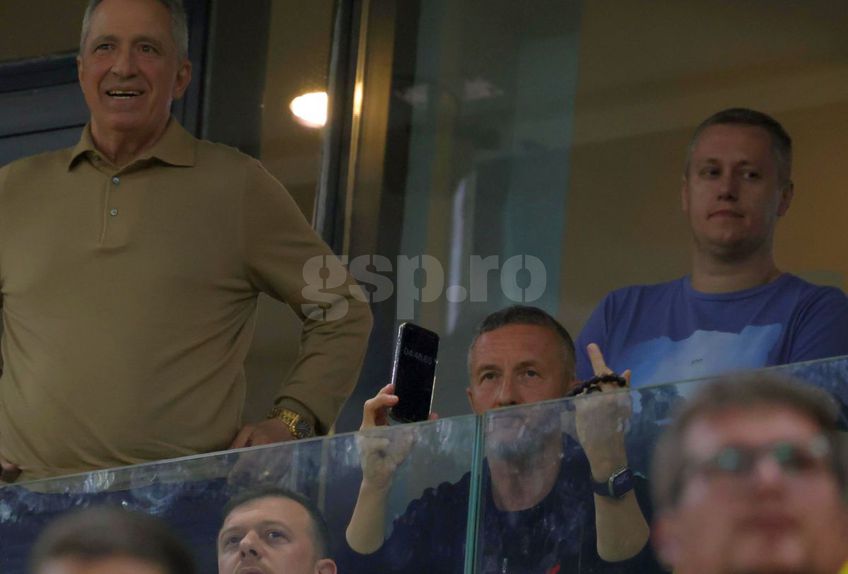 FOTO // EXCLUSIV Dezlănțuit și vulgar! Mihai Stoica, gesturi obscene cu mătăniile la mână, imediat după FCSB - Dinamo!