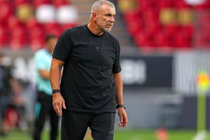 Cosmin Olăroiu, așa cum rar poate fi văzut » A „tunat” în conferință: „Cum să te comporți în halul ăsta?!”