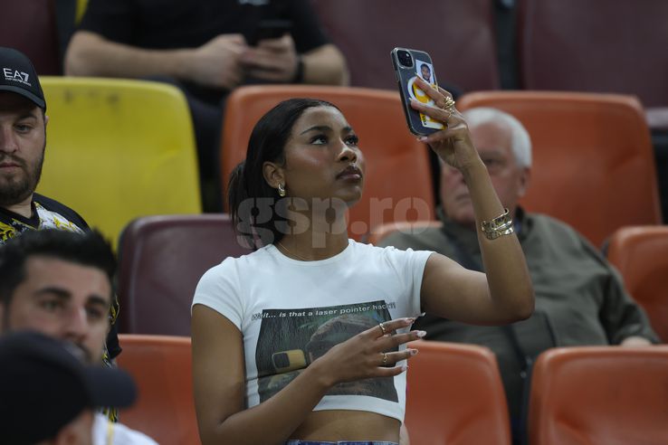 Mbali Malindi, soția lui Siyabonga Ngezana a fost pe Arena Națională la derby-ul dintre FCSB și Dinamo 3-1. Foto: Ionuț Iordache (GSP.RO)
