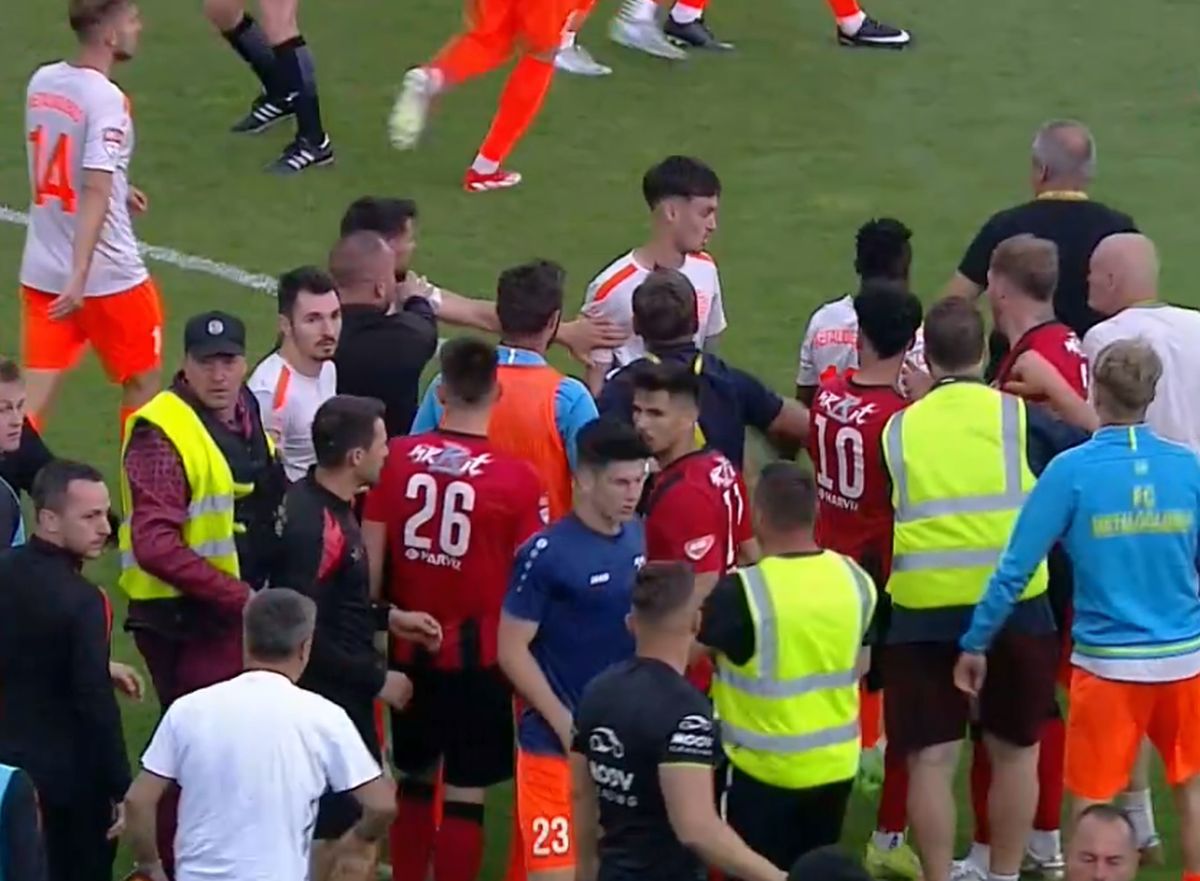 S-au luat la bătaie după Csikszereda - Metaloglobus » Surpriză imensă în Liga 2: calculele la promovare, date peste cap