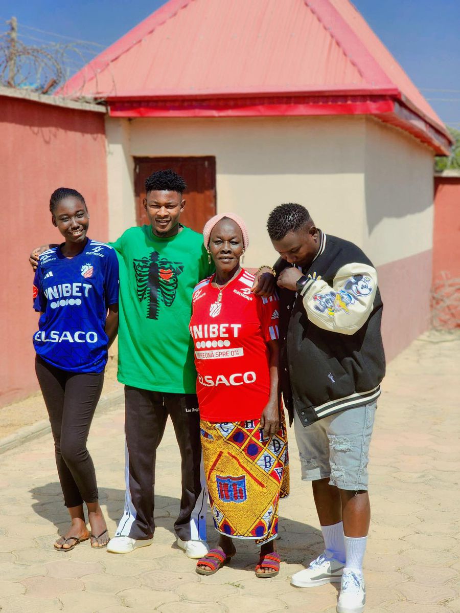 Adams Friday în Nigeria, alături de mama sa, un frate și o soră. Foto: facebook Povestea impresionantă a africanului din Liga 1: „Am crescut într-un ghetou, printre băieți răi, droguri și violențe” » Cum a luptat cu dificultățile din România: „Asta e mentalitatea mea!”