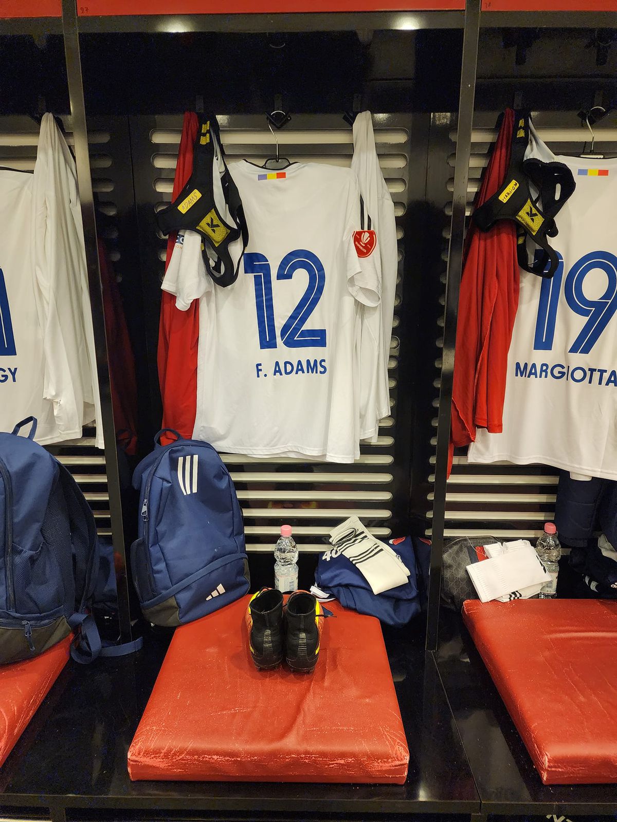 Adams Friday imagini carieră familie