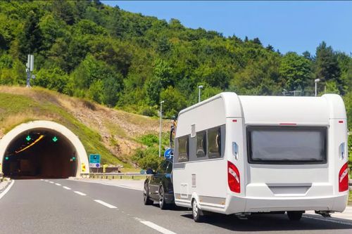 Incident „tragicomic”: un șofer de rulotă și-a uitat soția, în halat și papuci, pe marginea drumului » Și-a dat seama abia după 2 ore