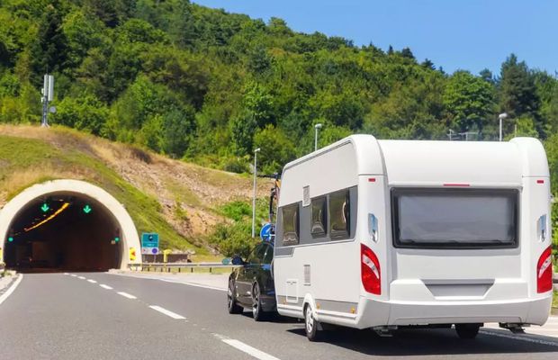 Incident „tragicomic”: un șofer de rulotă și-a uitat soția, în halat și papuci, pe marginea drumului » Și-a dat seama abia după 2 ore