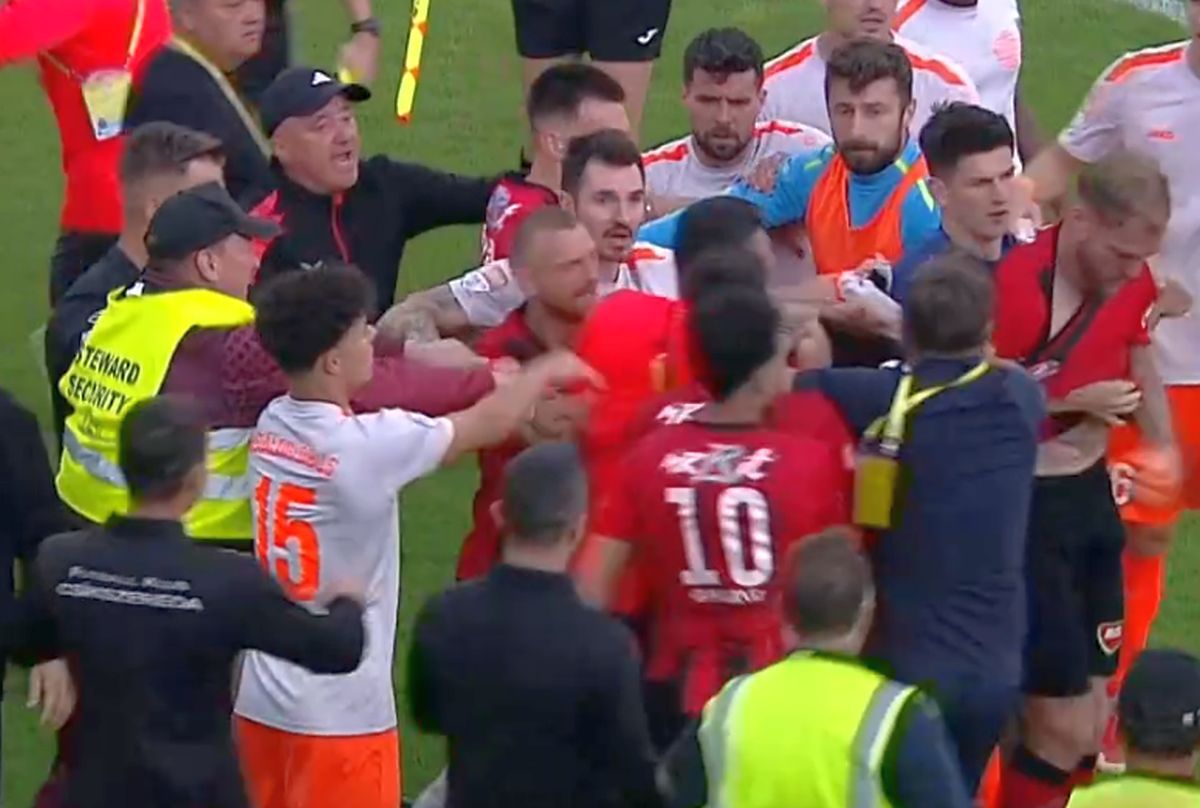 S-au luat la bătaie după Csikszereda - Metaloglobus » Surpriză imensă în Liga 2: calculele la promovare, date peste cap