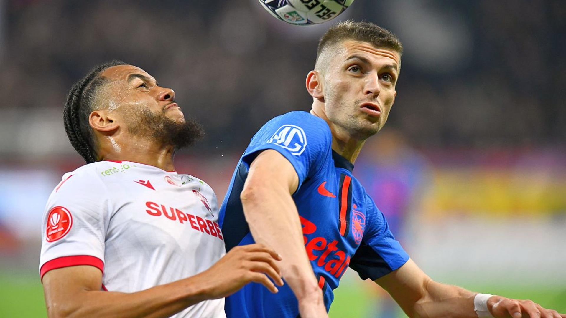 Jucători Dinamo și FCSB în acțiune pe stadionul Arcul de Triumf în Dinamo FCSB derby, Mihai Teja analizând play-off fotbal. | sursa foto: Gazeta Sporturilor