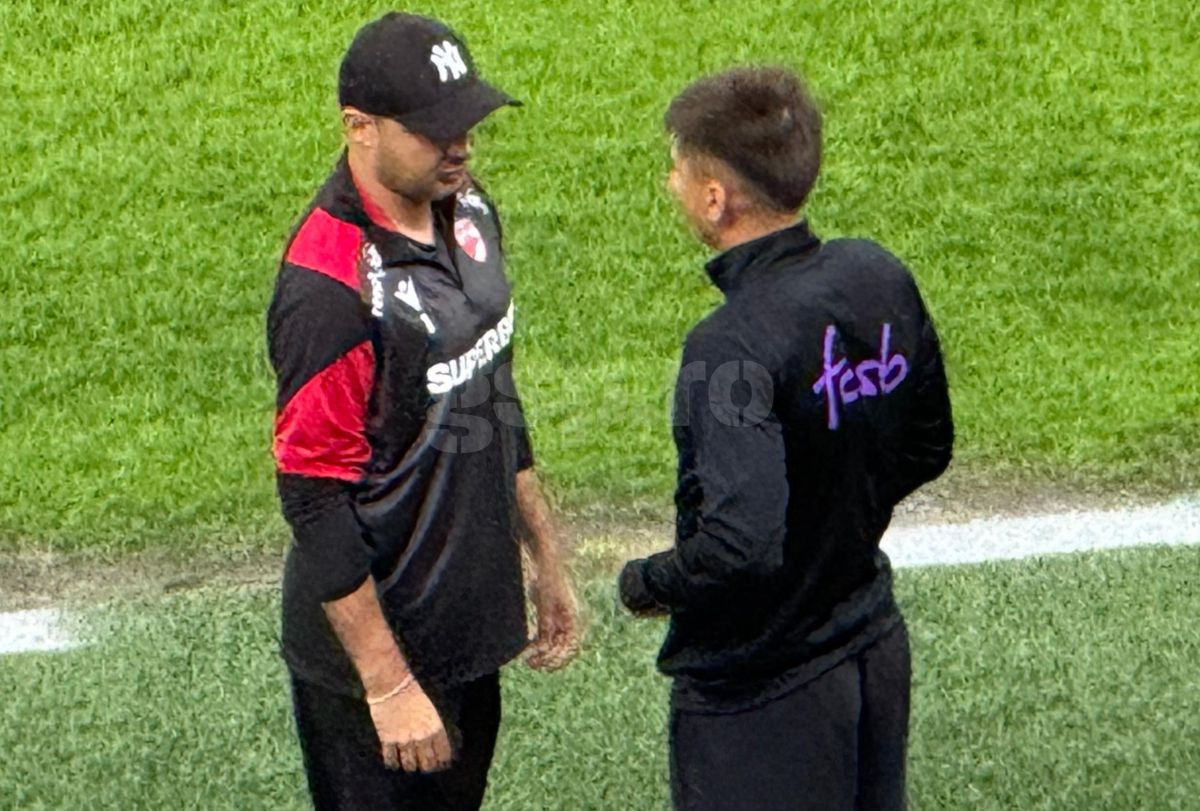 E un semn? Ce făcea Alexandru Musi cu fotbaliștii lui Dinamo, înaintea derby-ului cu FCSB