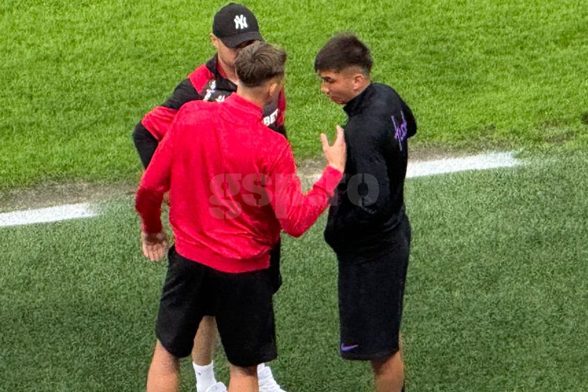 FOTO // EXCLUSIV E un semn? Ce făcea Alexandru Musi cu fotbaliștii lui Dinamo, înaintea derby-ului cu FCSB