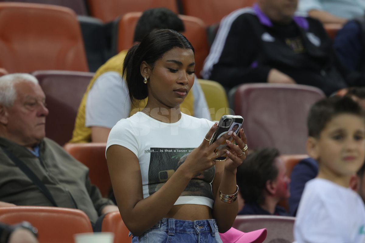 Soția lui Ngezana a atras din nou toate privirile pe Arena Națională » Cum a apărut la derby: detaliile surprinse în tribune