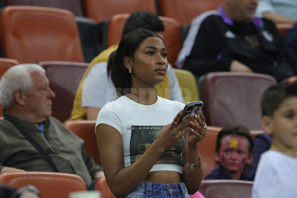 Soția lui Ngezana a atras din nou toate privirile pe Arena Națională » Cum a apărut la derby: detaliile surprinse în tribune