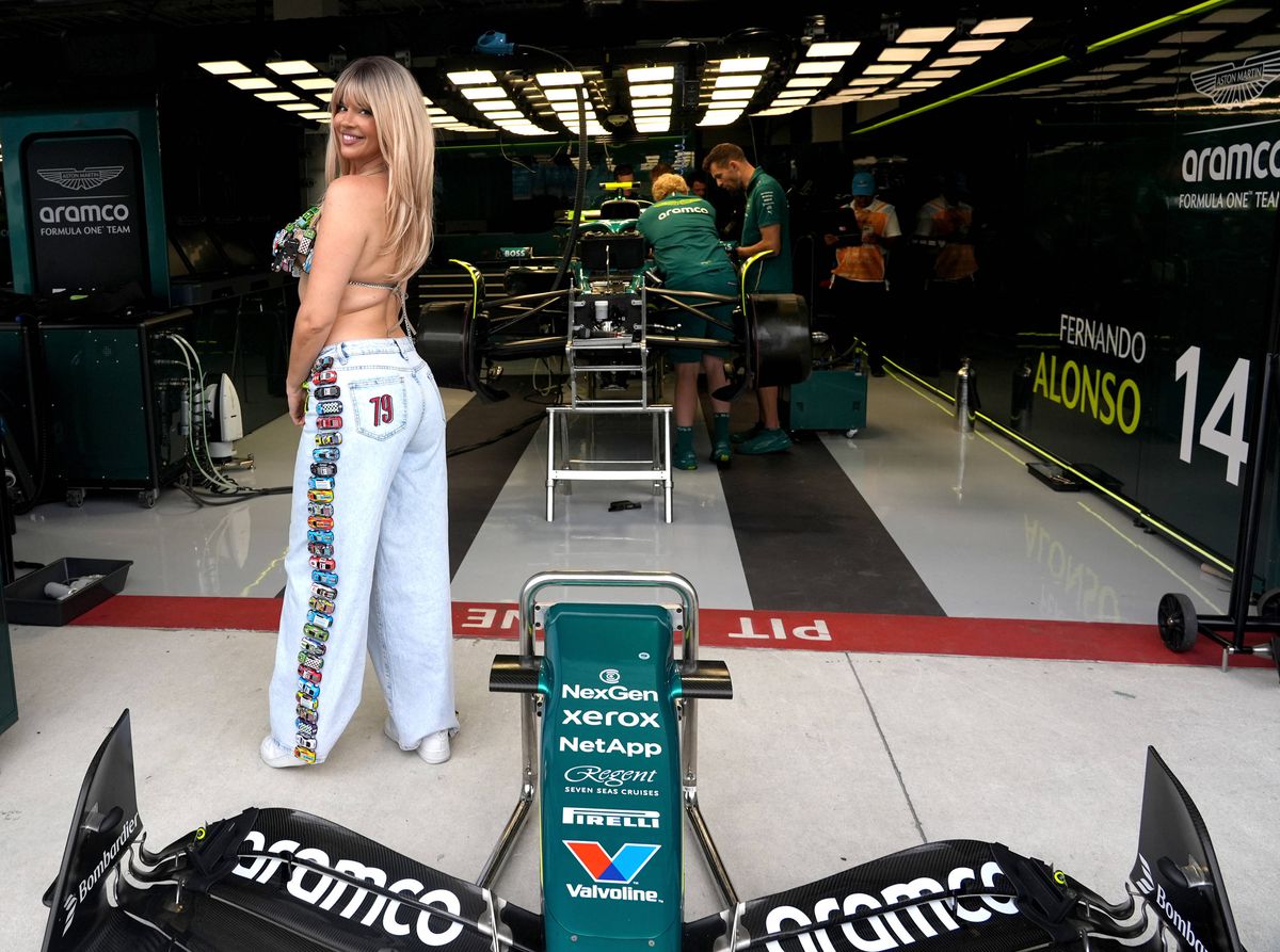 Ivana Knoll, schimbare drastică de look » Greu de recunoscut, în boxa echipei de Formula 1