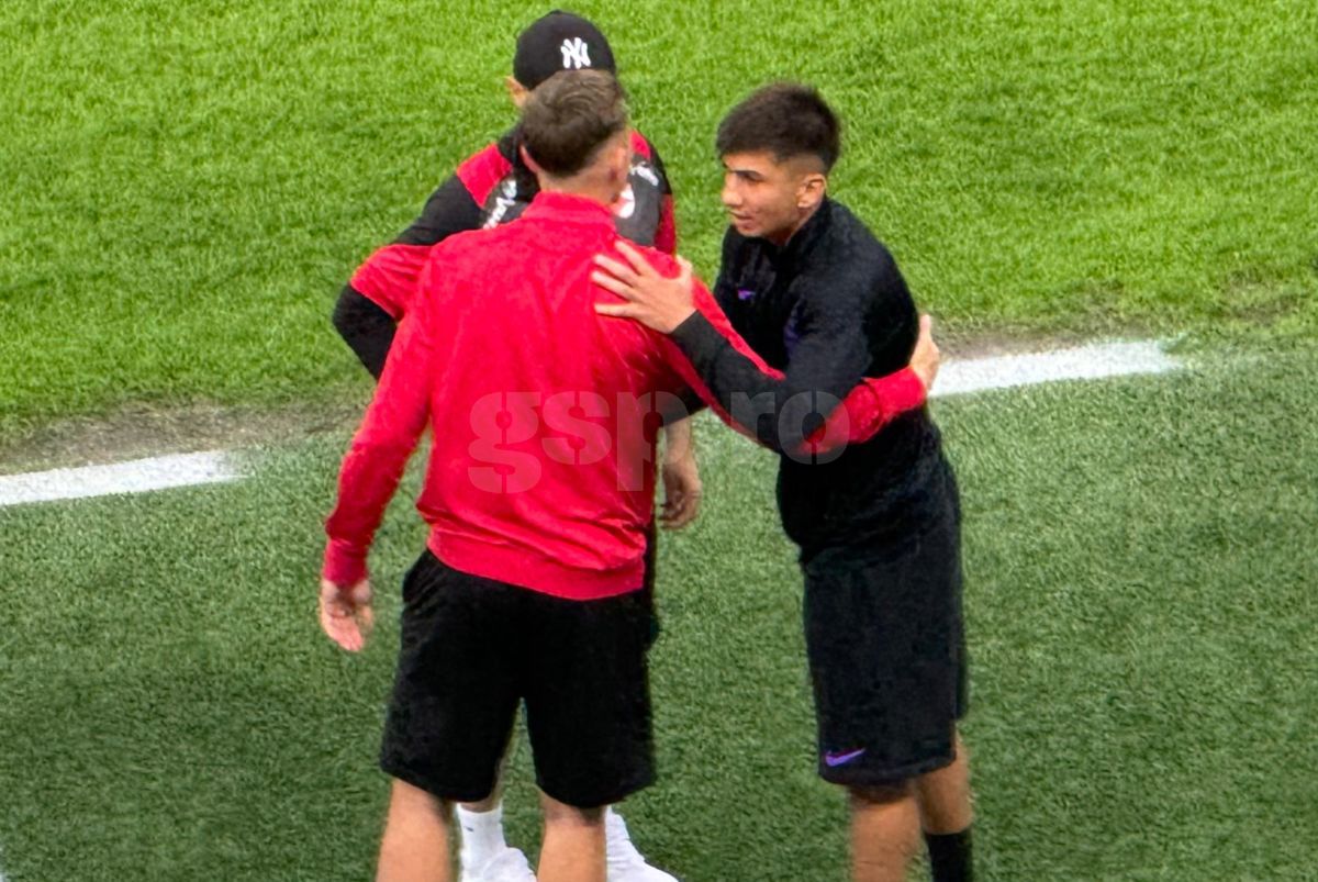 E un semn? Ce făcea Alexandru Musi cu fotbaliștii lui Dinamo, înaintea derby-ului cu FCSB