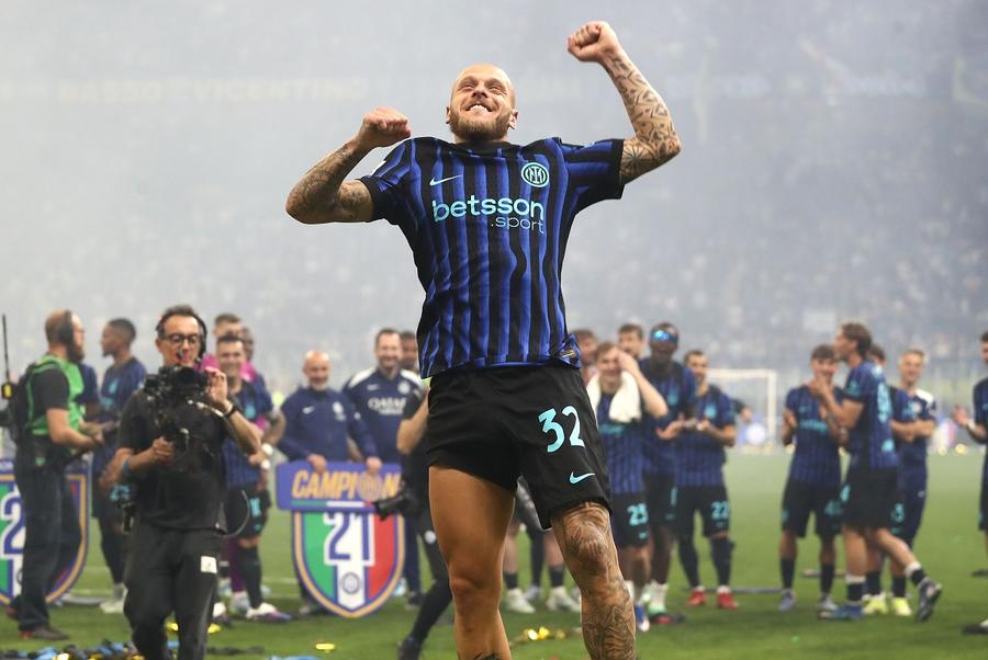 Federico Dimarco la sărbătorirea titlului cu numărului 21 cucerit de Inter. Foto: Getty Images Cristi Chivu, desemnat antrenorul sezonului în Serie A! » Cel mai bun jucător vine tot de la Inter