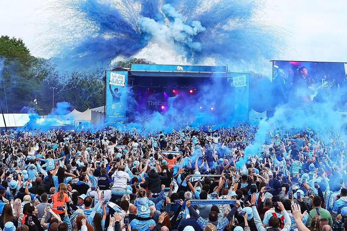 Peste 50.000 de suporteri au sărbătorit promovarea în Premier League, după 25 de ani