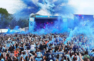 Peste 50.000 de suporteri au sărbătorit promovarea în Premier League, după 25 de ani
