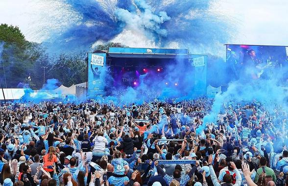 Peste 50.000 de suporteri au sărbătorit promovarea în Premier League, după 25 de ani