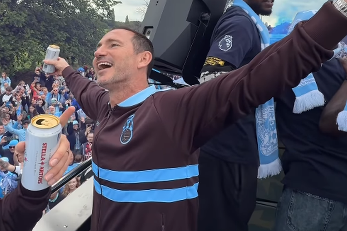Peste 50.000 de suporteri au sărbătorit promovarea în Premier League, după 25 de ani