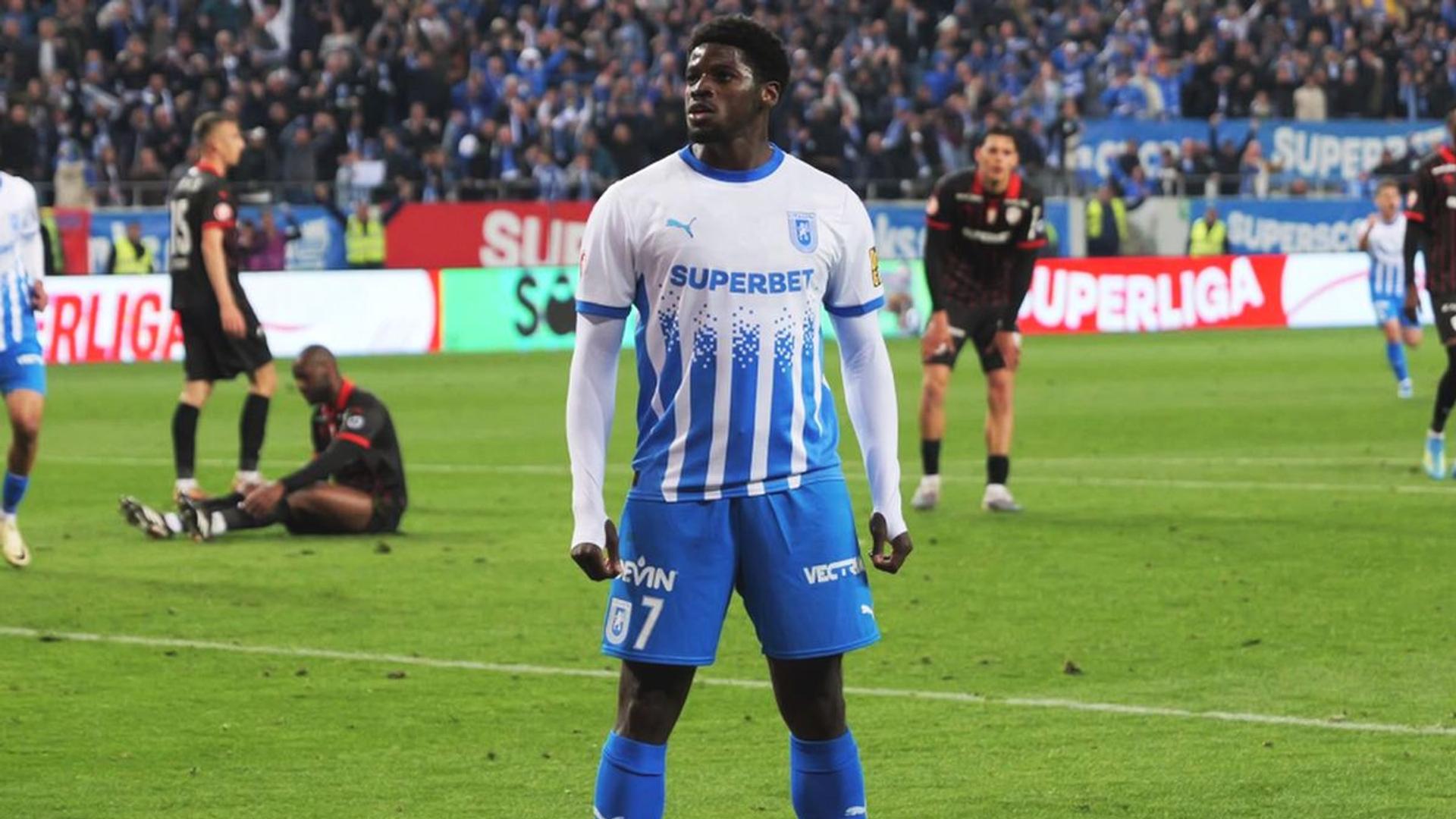 Steven Nsimba în tricoul Universității Craiova, reacționând după mesaje rasiste primite în fotbal, pe terenul de joc. | sursa foto: Gazeta Sporturilor