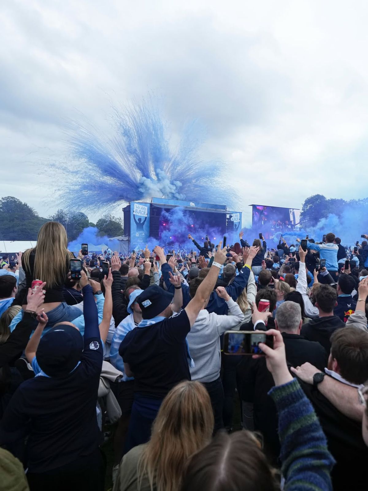 Peste 50.000 de suporteri au sărbătorit promovarea în Premier League, după 25 de ani