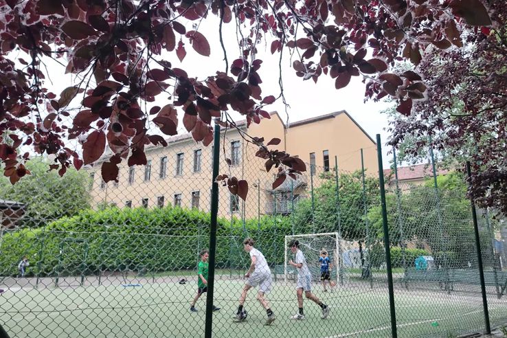 Copii pe terenul de joacă pe care Federico Dimarco a început fotbalul