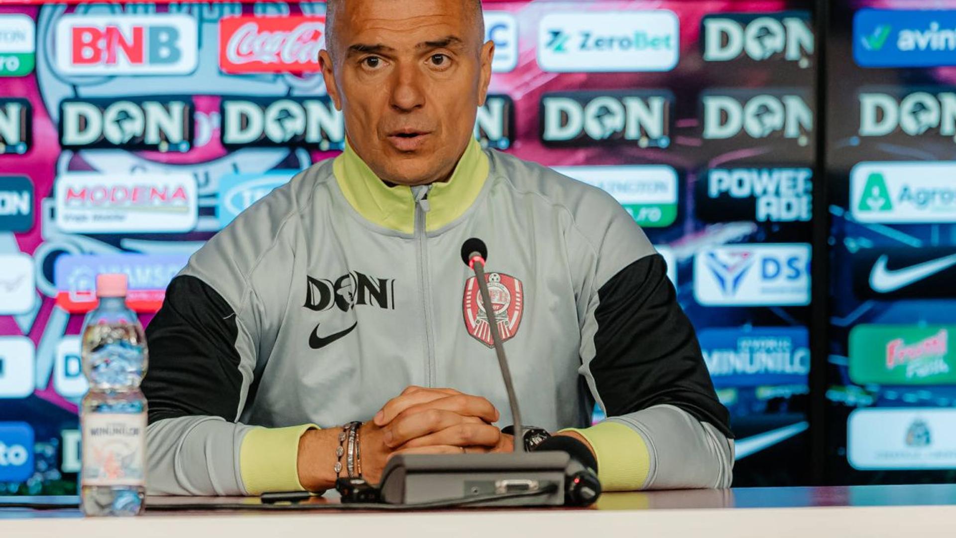 Daniel Pancu discutând tactici de fotbal pentru CFR Cluj înaintea meciului cu Universitatea Craiova pe stadionul din Gruia. | sursa foto: Gazeta Sporturilor Daniel Pancu discutând tactici de fotbal pentru CFR Cluj înaintea meciului cu Universitatea Craiova pe stadionul din Gruia. | sursa foto: Gazeta Sporturilor