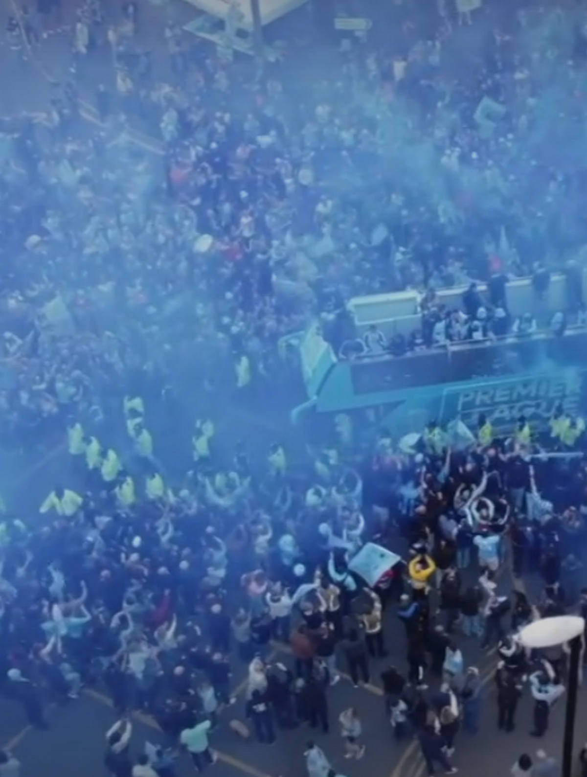 Peste 50.000 de suporteri au sărbătorit promovarea în Premier League, după 25 de ani