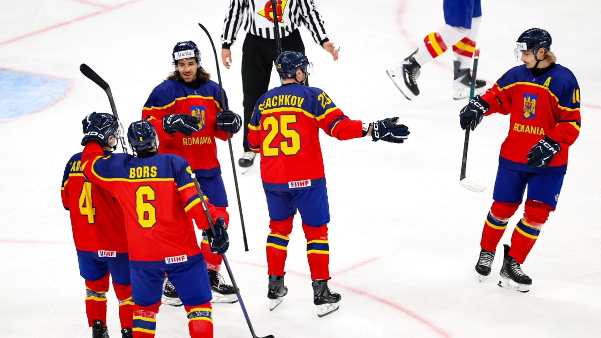 Jucători ai echipei naționale hochei pe gheață România în acțiune la Campionatul Mondial Divizia I, marcând goluri împotriva Coreei de Sud. | sursa foto: Gazeta Sporturilor