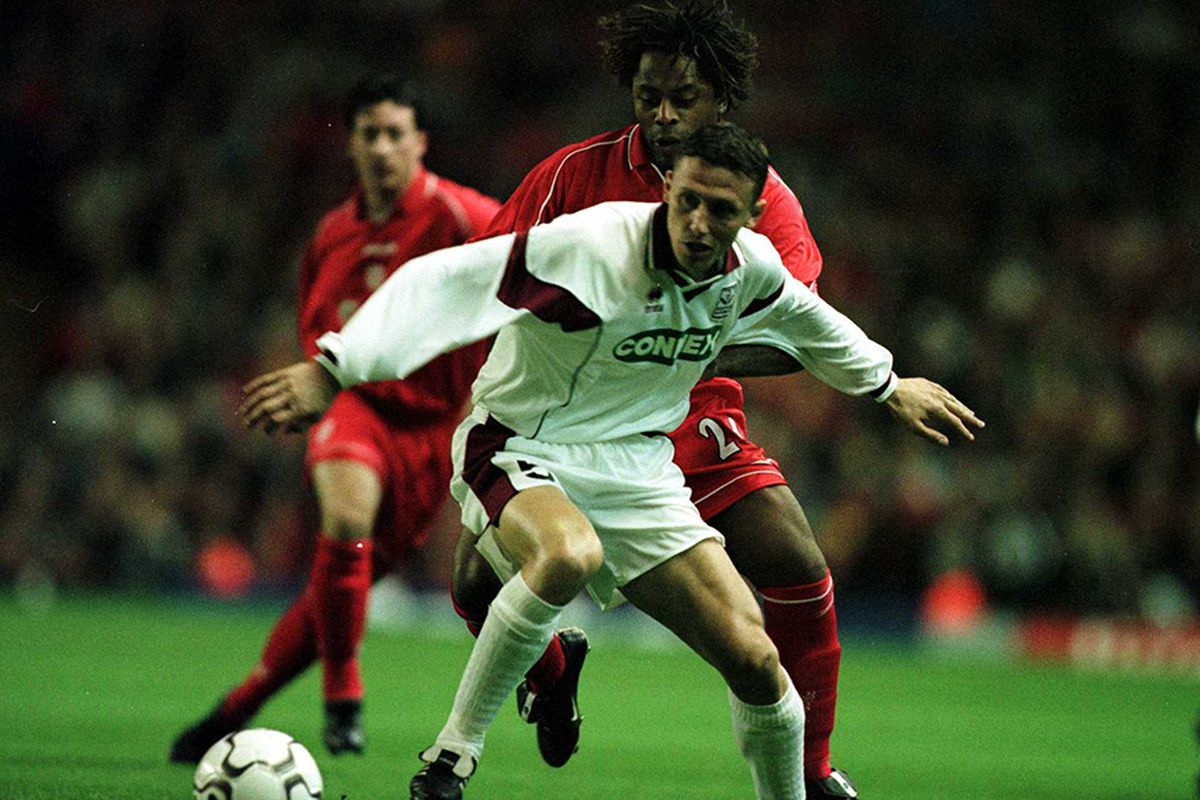 EXCLUSIV VIDEO Amintiri de la egalul scos de Rapid pe terenul unui Liverpool cu Owen și Gerrard: „Știți ce făceau englezii după meci? Atunci ne-am dat și noi seama”