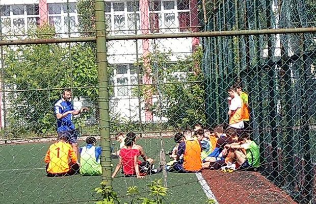 EXCLUSIV. VIDEO Fost candidat la alegerile FRF prins în ofsaid: ședință și antrenamente cu juniorii fără pic de distanțare socială!