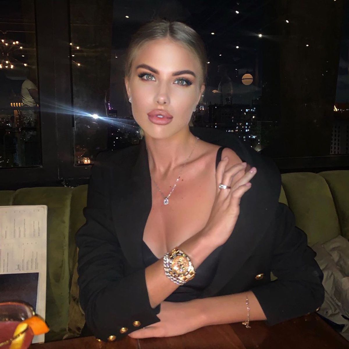 Splendida soție a fotbalistului descoperit de Lucescu, hărțuită și amenințată cu moartea!