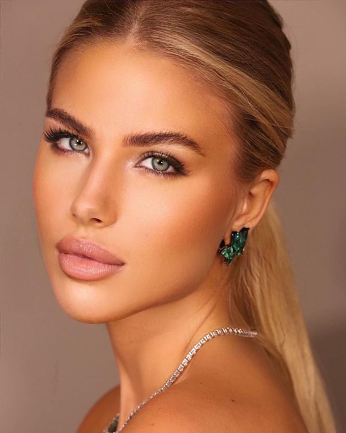 Splendida soție a fotbalistului descoperit de Lucescu, hărțuită și amenințată cu moartea!