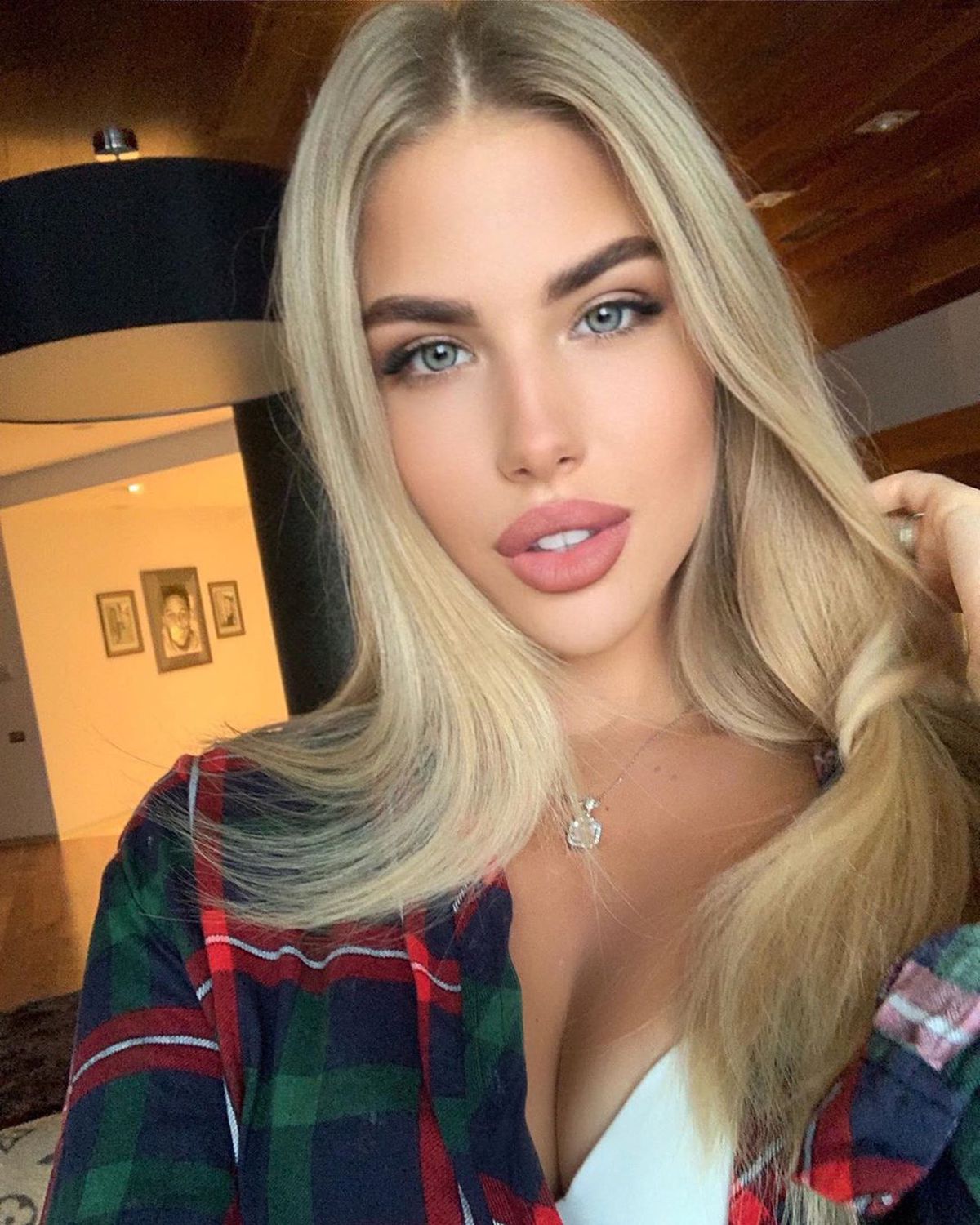 Splendida soție a fotbalistului descoperit de Lucescu, hărțuită și amenințată cu moartea!