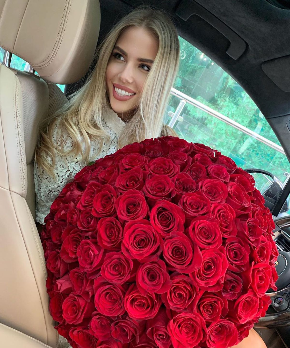 Splendida soție a fotbalistului descoperit de Lucescu, hărțuită și amenințată cu moartea!