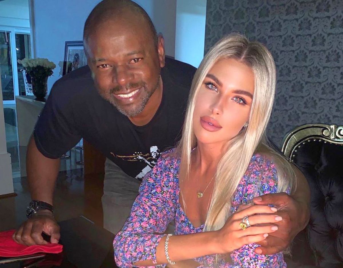 Splendida soție a fotbalistului descoperit de Lucescu, hărțuită și amenințată cu moartea!