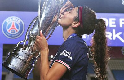 Povestea emoționantă a unei refugiate în drumul spre titlul de campioană: talibanii i-au ucis tatăl la 11 ani și a fugit cu pașapoarte false!