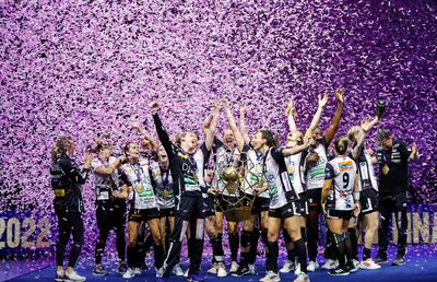 Campioană în infern » Kristiansand învinge pe terenul lui Gyor, în fața a peste 15.000 de oameni, și câștigă a doua oară consecutiv trofeul Ligii Campionilor