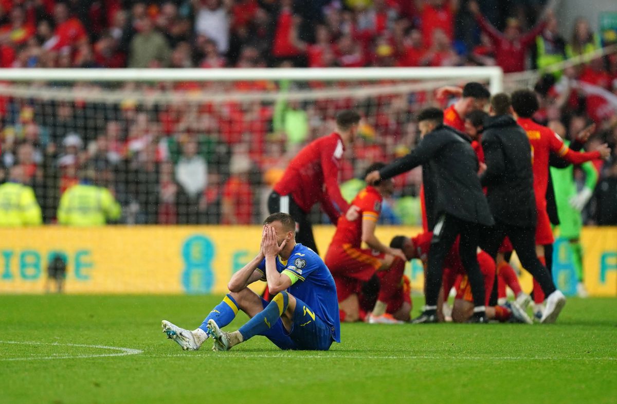 Căpitanul a rupt inima Ucrainei » Autogolul lui Yarmolenko a trimis-o pe Țara Galilor la Mondial, în ploaia torențială de la Cardiff
