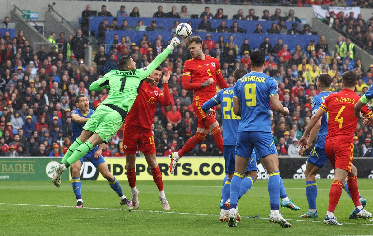 Căpitanul a rupt inima Ucrainei » Autogolul lui Yarmolenko a trimis-o pe Țara Galilor la Mondial, în ploaia torențială de la Cardiff