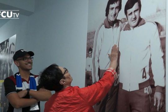 Doina Deselnicu, în fața unei fotografii cu Petre Deselnicu, stânga, lângă  antrenorul Constantin Oțet captură FCU TV