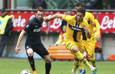 Un fost jucător al lui Lyon sau Inter Milano a fost arestat, după ce a încercat să-și sugrume sora de 15 ani!